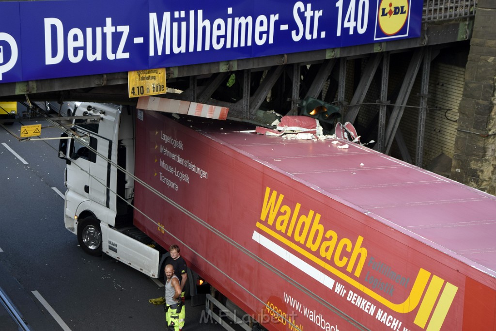 LKW blieb unter Bruecke haengen Koeln Deutz Opladenerstr Deutz Muelheimerstr P058.JPG - Miklos Laubert